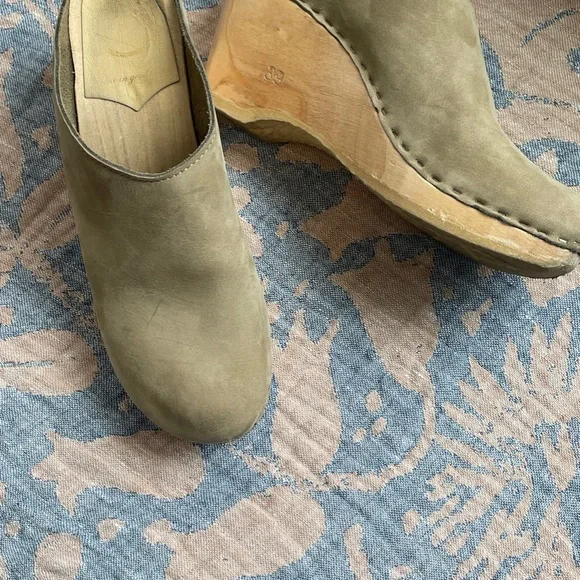 No. 6 Gray and Tan Mules with Wooden Platform - Picture 5 of 13